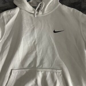 white pull over nike hoodie